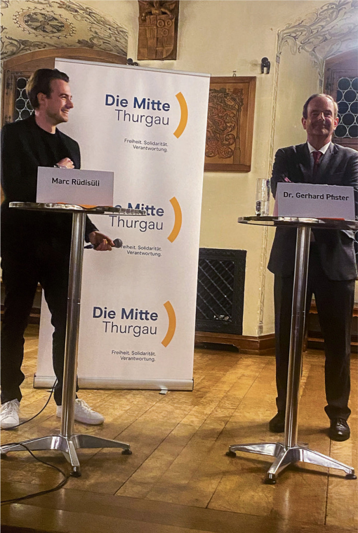Marc Rüdisüli (Präsident der Jungen Mitte Schweiz, links) und Gerhard Pfister, Präsident der Mitte Schweiz, diskutierten mit dem Publikum zum Thema «Beziehungen Schweiz – EU». Foto: Die Mitte Romanshorn