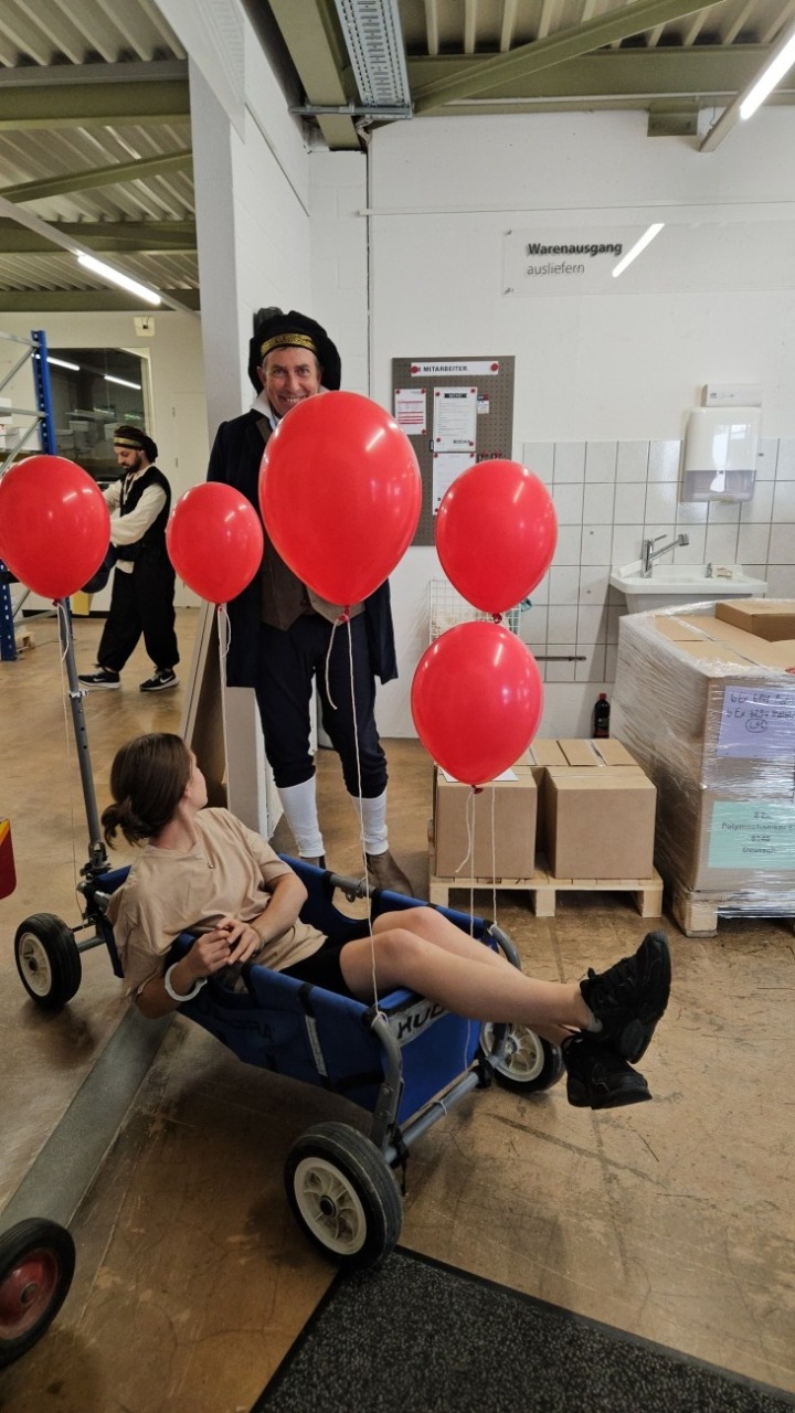 Es kann losgehen: Mia Scheiwiller (im Wägeli) und Gautschmeister Johannes Zimmermann freuen sich auf die «Gautschete». Fotos: Vasilica Jahiu