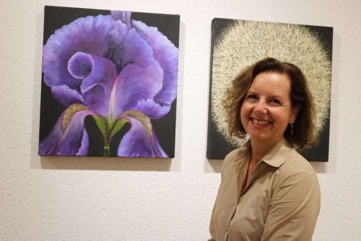 Ins grosse Bild gerückt: Lilian Muheim gibt Blumen einen künstlerischen Ausdruck. Fotos: Markus Bösch