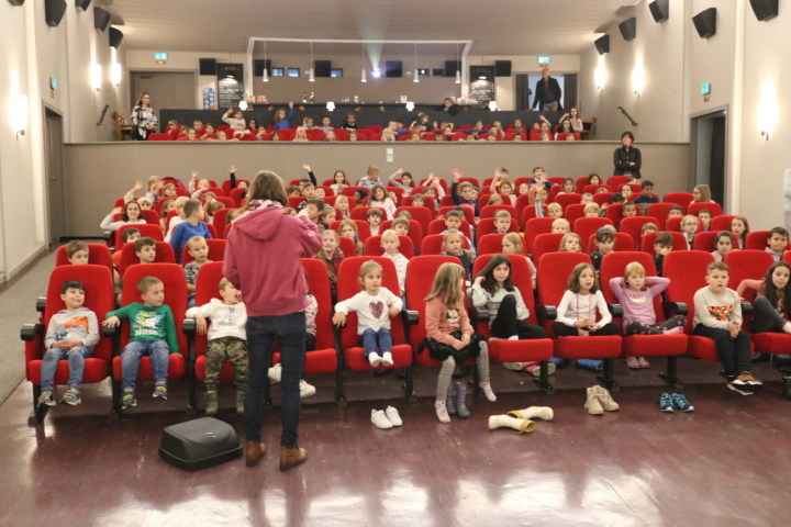 «Erde im Fokus» ist eine Veranstaltung für Kinder: Zahlreiche Schulklassen besuchten die Filmvorführungen. Foto: Markus Bösch