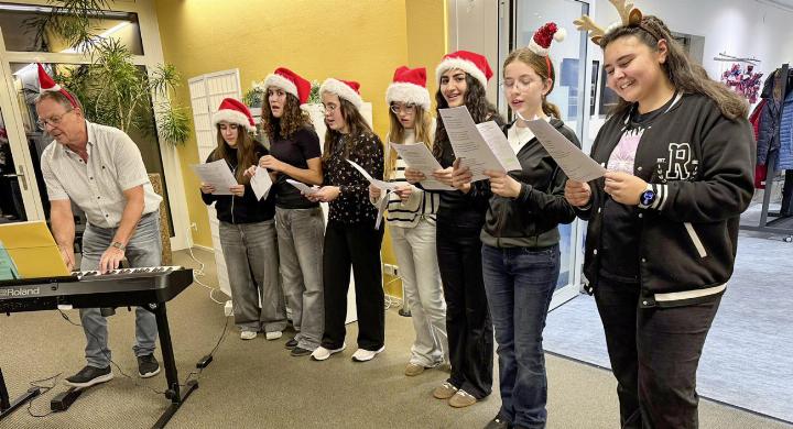 Der Freiwilligenchor der 3. Sek Romanshorn unter der Leitung von Jürg Marolf bereicherte den schönen Abend. Foto: zVg. Der Freiwilligenchor der 3. Sek Romanshorn unter der Leitung von Jürg Marolf bereicherte den schönen Abend. Foto: zVg.