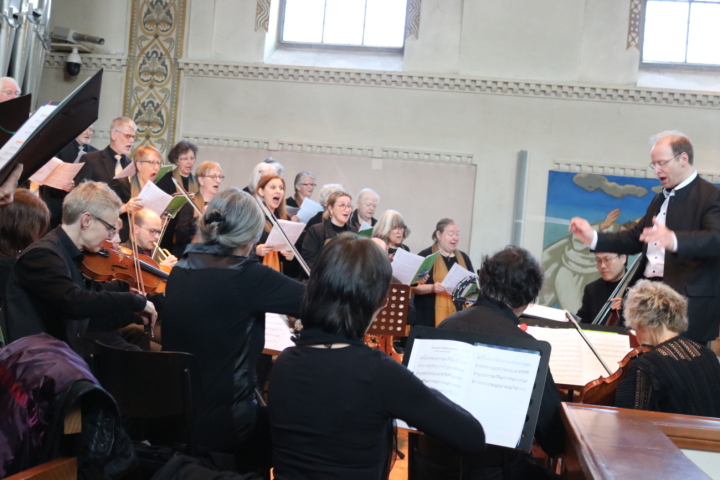 Unter der Leitung von Roman Lopar sang und spielte der Kirchenchor mit der Kammerphilharmonie an Ostern die «Jubiläumsmesse» von Heinrich Walder. Fotos: Markus Bösch