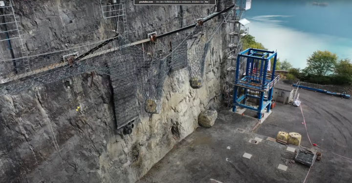 Mit diesem Test werden Szenarien nachgestellt, wie sie in der Natur vorkommen. Screenshots YouTube World’s First Simultaneous Rockfall Test