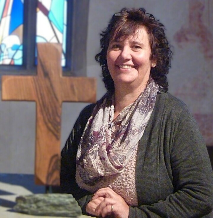 Judith Himmelberger hatte 2019 das Kreuz für die Alte Kirche gestaltet und angefertigt. «Dieses wird uns immer an sie erinnern.» Foto: Katholische Pfarrei