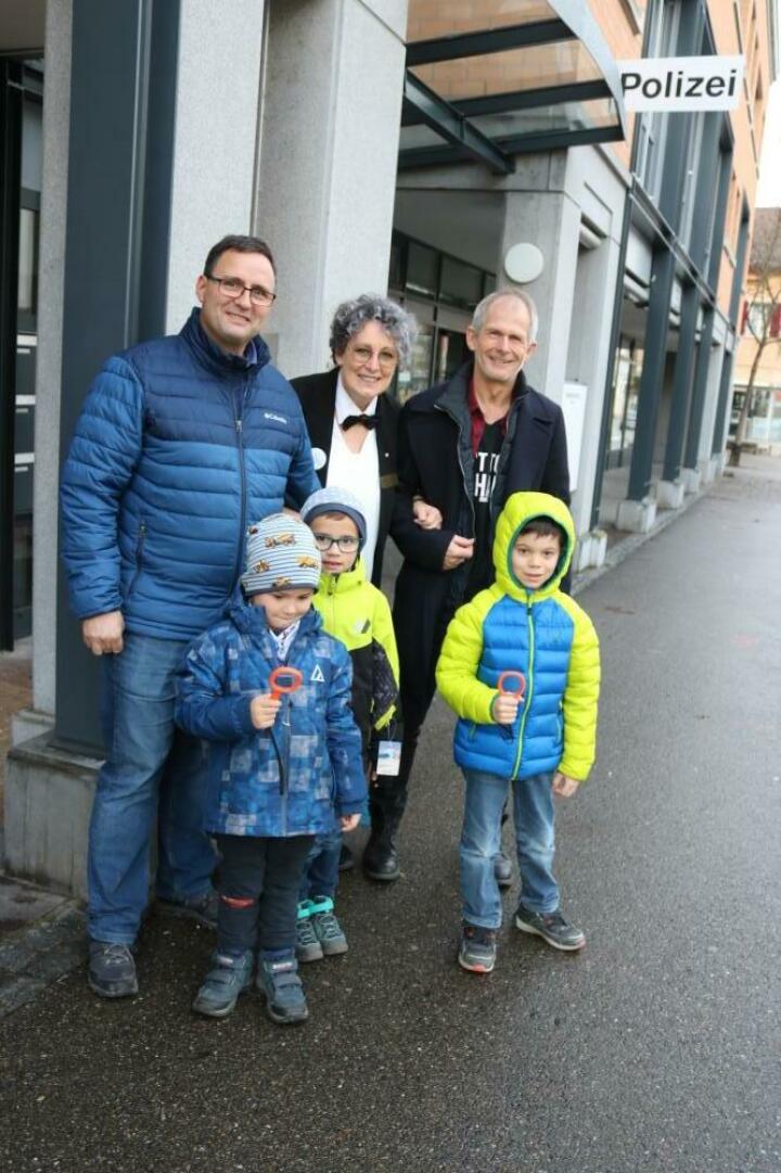 Eine Räuberjagd ohne Räuber – die Schnitzeljagd ist aufgelöst (v. l.): Alex Hanselmann, Tatjana Mahr, Stöff Sutter und vorne die Kinder der beteiligten Familien. Foto: Markus Bösch