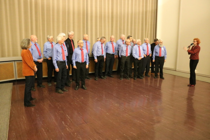 Der Männerchor Salmsach-Langrickenbach im Film und im Fokus, diesmal umrahmt von Franziska Reck (links) und der Regisseurin Anka Schmid. Foto: Markus Bösch