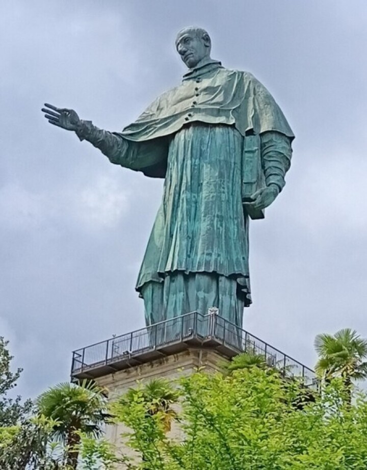 Beeindruckend: Die imposante, 35 Meter hohe Statue des heiligen Carlo von Borromäo, «Koloss von Arona». Foto: FTV Romanshorn
