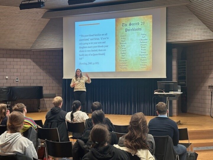 Zusammenhänge zwischen fiktiver und realer Welt: Englischlehrerin Jenny Wiget zeigt auf, dass sich  Analyse und Transferdenken für ein Literaturstudium bewähren. Foto: Mélanie Deiss