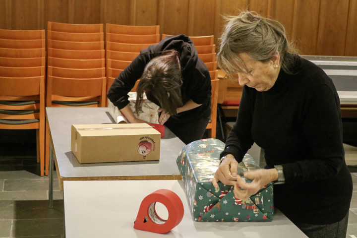 Weihnachtlich eingepackt und aufgestapelt: Dank des Aktionstags liegen weitere 590 Päckli bereit. Fotos: Markus Bösch