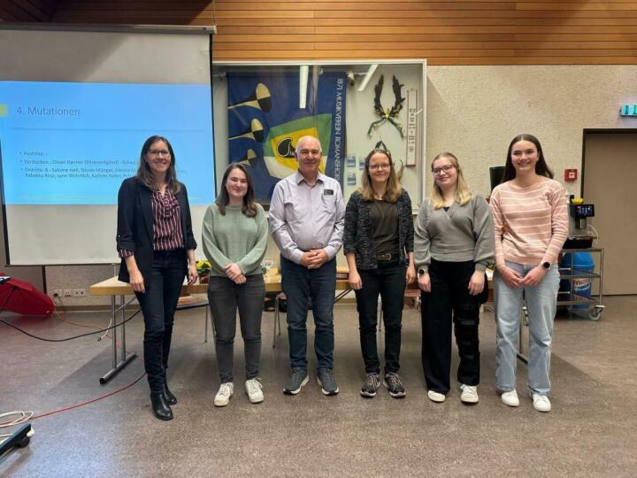 Von links: Kathrin Nater, Nicole Münger, Peter Simbürger, Salome Iseli, Rebekka Rissi, Lynn Wohnlich (nicht auf dem Bild: Alessia Münger und Daniel Goncalves). Foto: MV Romanshorn