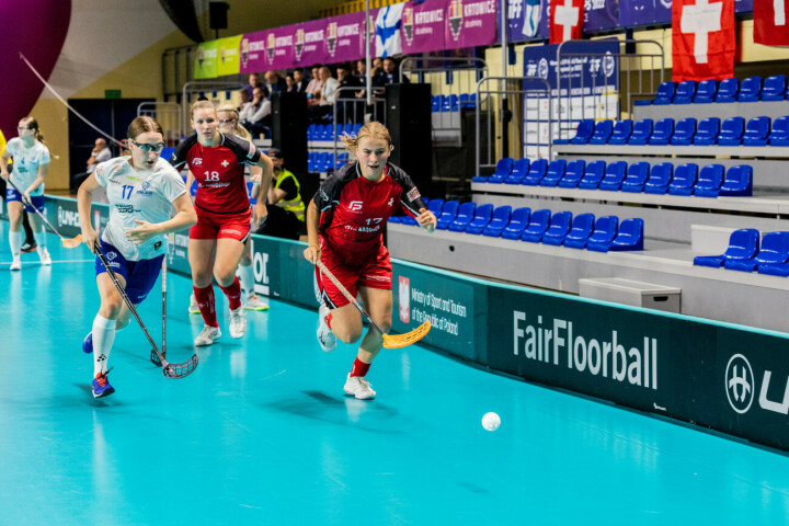 Jill Wiedmer mit der Nummer 17 (rechts) im Einsatz gegen die Weltmeisterinnen aus Finnland, die in der Gruppenphase bezwungen wurden. Foto: zVg.