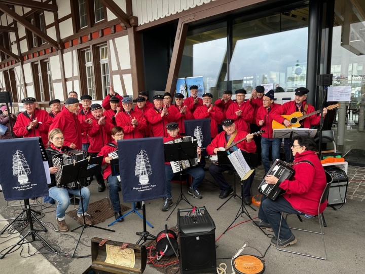 Die Singing Sailors’ Crew Stammgast am Romanshorner Hafenfest. Foto: Singing Sailors’ Crew Romanshorn