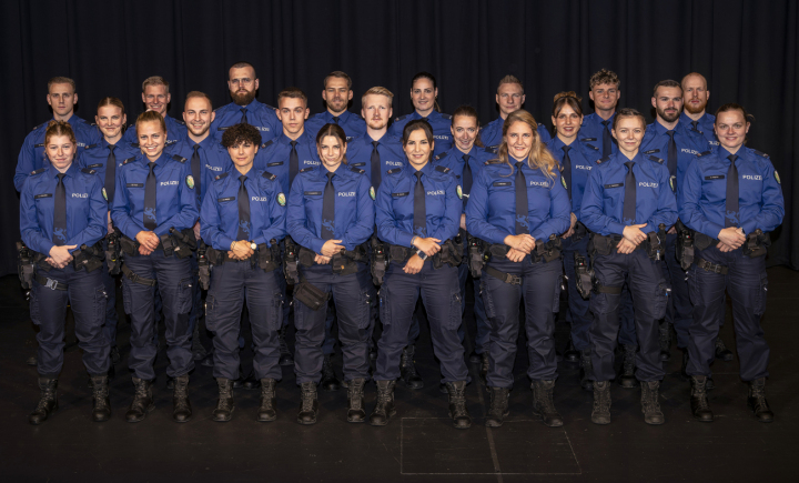 23 Polizistinnen und Polizisten schlossen den Lehrgang 2023/25 der Kantonspolizei Thurgau erfolgreich ab und wurden vereidigt. (Bild: Kantonspolizei Thurgau)