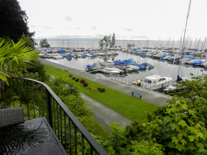 Aussicht von der Terrasse auf Hafen und Bodensee: auch schön bei trübem Wetter. Fotos: Andreas von Bergen