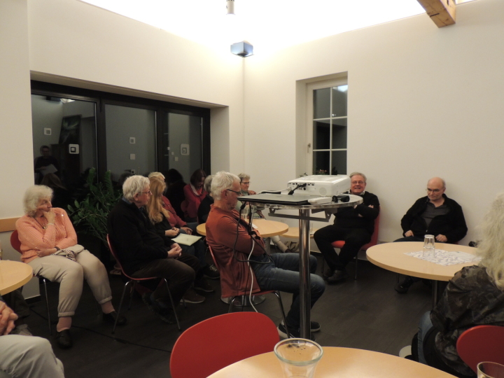 Blick in den Johannestreff mit interessierten Besuchern an der Diskussionsrunde zum Thema «Krieg und Frieden». Fotos: Andreas von Bergen