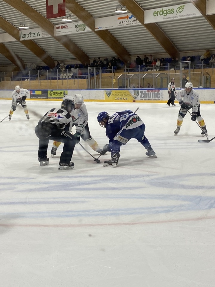 Im EZO lieferten sich die PIKES und Wil in einer tempogeladenen Partie ein spannungsgeladenes Spiel, mit dem besseren Ende für die PIKES. Foto: PIKES EHC Oberthurgau 