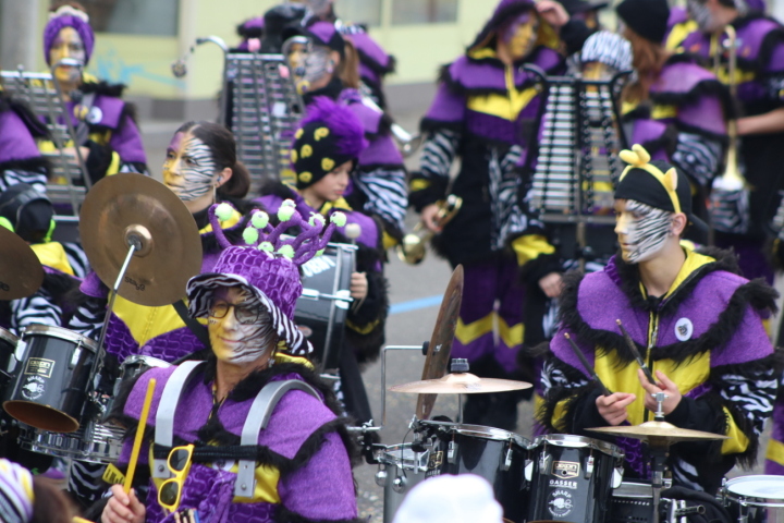 Am Sonntag um 14.14 Uhr startet der farbenfrohe Fasnachtsumzug in Romanshorn beim Coop. Fotos: Markus Bösch