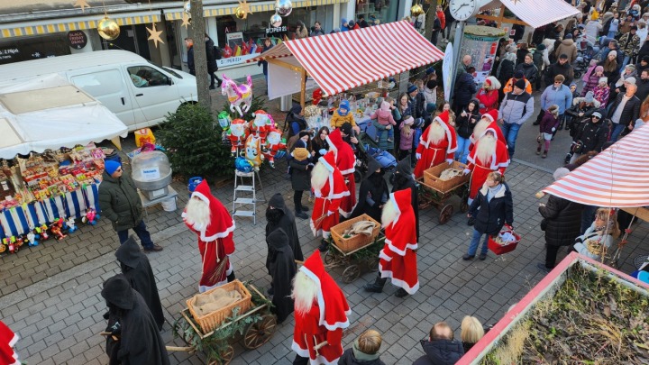 Jedes Jahr ein Highlight des Chlausmarkts: Der Einzug der Chläuse und Treichler. Foto: Stefan Ströbele