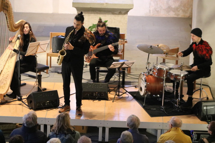Oceane Minder brillierte in der Alten Kirche mit ihrem Quartett: Matthias Klopfenstein (Altsaxofon), Bastien Montal (Bass) und Raphaël Nick (Schlagzeug). Fotos: Markus Bösch