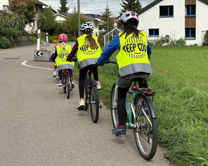 Auch dieses Jahr werden über 6000 Gratis-Leuchtwesten an Thurgauer Schülerinnen und Schüler verteilt. (Bild: Kapo TG)