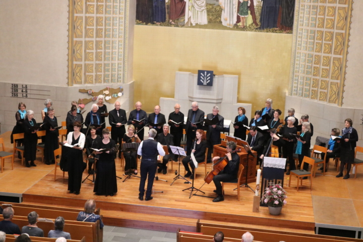 Gemeinsam mit vollen Stimmen (von links): Catriona Bühler, Anja Powischer und die Projektkantorei unter der Leitung von Bruno Sauder. Fotos: Markus Bösch