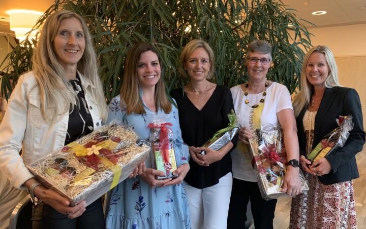 Jubiläen: Claudia Fürst, 40 Jahre (v. l.); Alena Spitzli-Schreiner, 10 Jahre, Evelyne Gantenbein, 10 Jahre, Monica Calonder, 25 Jahre, Alexandra Hug, 10 Jahre. Fotos: Primarschule Romanshorn