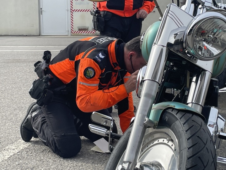 Die Spezialisten der Verkehrspolizei waren teils selbst mit Motorrädern unterwegs, um Autos und Motorräder zu kontrollieren. Foto: Kantonspolizei Thurgau