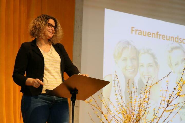 Regula Schwab-Jaggi sprach zum Thema «Frauenfreundschaften». Foto: Markus Bösch