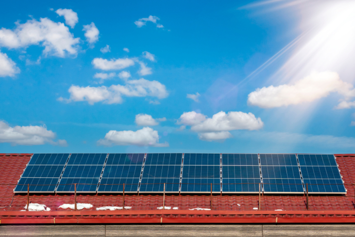 Regelmässige Kontrollen durch Fachpersonal helfen mit, die Solarstromproduktion stabil zu halten. Symbolbild