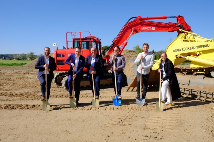 Der Amriswiler Stadtpräsident Gabriel Macedo, Regierungsrat Dominik Diezi, Chef des Departementes für Bau und Umwelt, Bruno Keller, Leiter Abteilung Betrieb beim Tiefbauamt des Kantons Thurgau, Nico Casanova, Bezirkschef beim Tiefbauamt des Kantons Thurgau, Architekt Stefan Roggo und Kantonsbaumeisterin Barbara Zeleny greifen im Rahmen des offiziellen Spatenstichs für den Neubau des Werkhofs Amriswil zum Spaten. Foto: zVg.