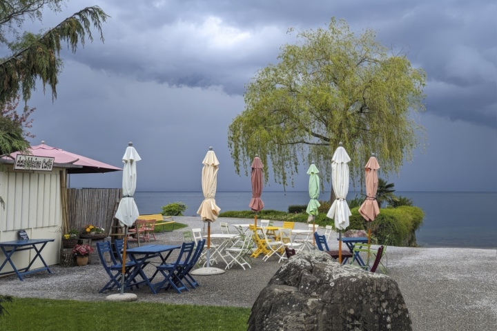 Das kleine Café, Bild der Ausstellung «Die Region am See». Foto: Beat Simbürger