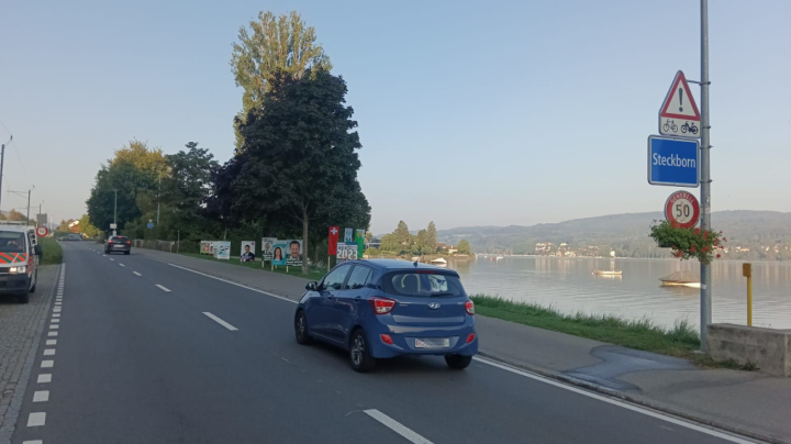 Beispiel eine Plakatansammlung in Steckborn: Hier stehen zu viele Wahlplakate zu dicht beieinander und teilweise zu nahe am Trottoir.