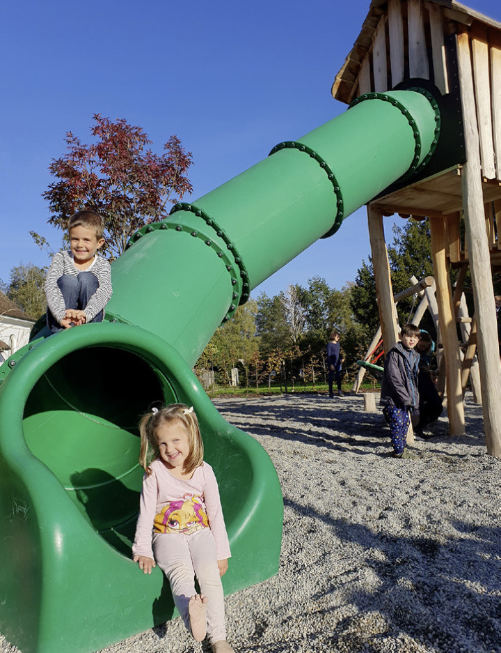 Jonas (6) und Ivana (4) sind am liebsten auf der grossen Rutschbahn.