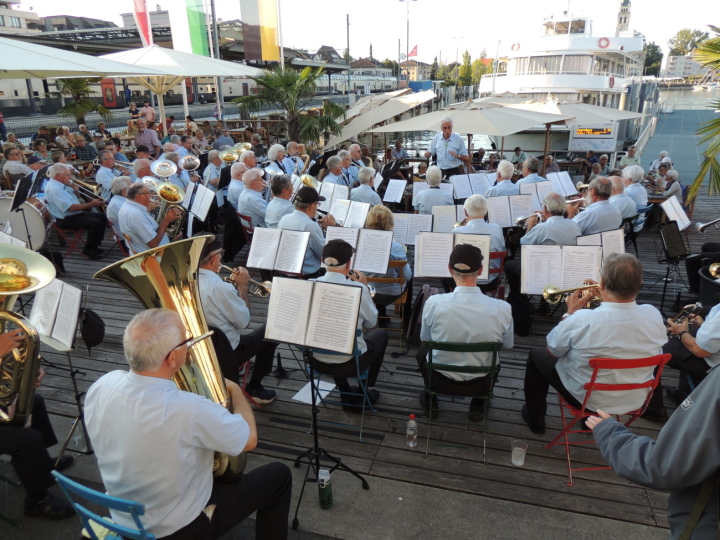 Konzentriertes Spiel auf den Blasmusikinstrumenten vor herrlicher Kulisse und viel Publikum: Die Veteranenmusik begeisterte einmal mehr mit ihrem Konzert auf der Hafenplattform. Fotos: Andreas von Bergen