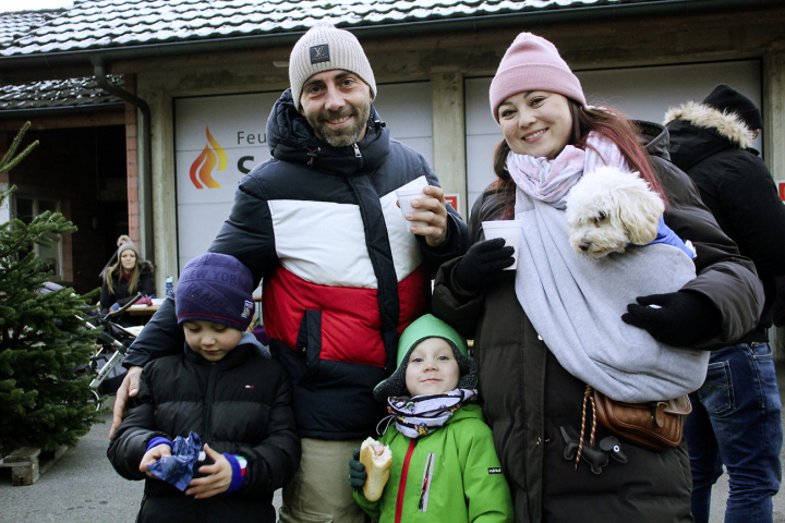 Sie freuen sich, mit Kindern und Hund durch den stimmungsvollen Adventsmarkt zu schlendern. Fotos: Trudi Kriegdi Krieg Sie freuen sich, mit Kindern und Hund durch den stimmungsvollen Adventsmarkt zu schlendern. Fotos: Trudi Kriegdi Krieg