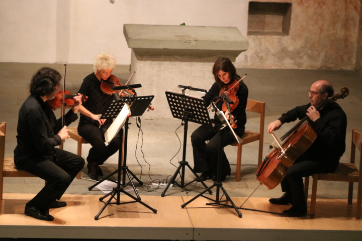  Leonardo Ferreyra (Violine, v. l.), Rahel Zellweger (Violine), Sophie Lüssi (Viola) und Andreas Ochsner (Violoncello) boten hochstehende Streichmusik in der Alten Kirche. Fotos: Markus Bösch