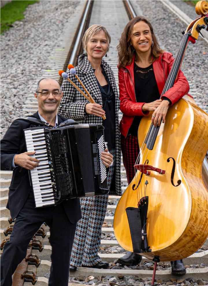 Trio Dacor: Jacqueline Ott, Marimba und Vibraphon; Paolo DʼAngelo, Akkordeon; Jojo Kunz, Kontrabass. Foto: zVg.