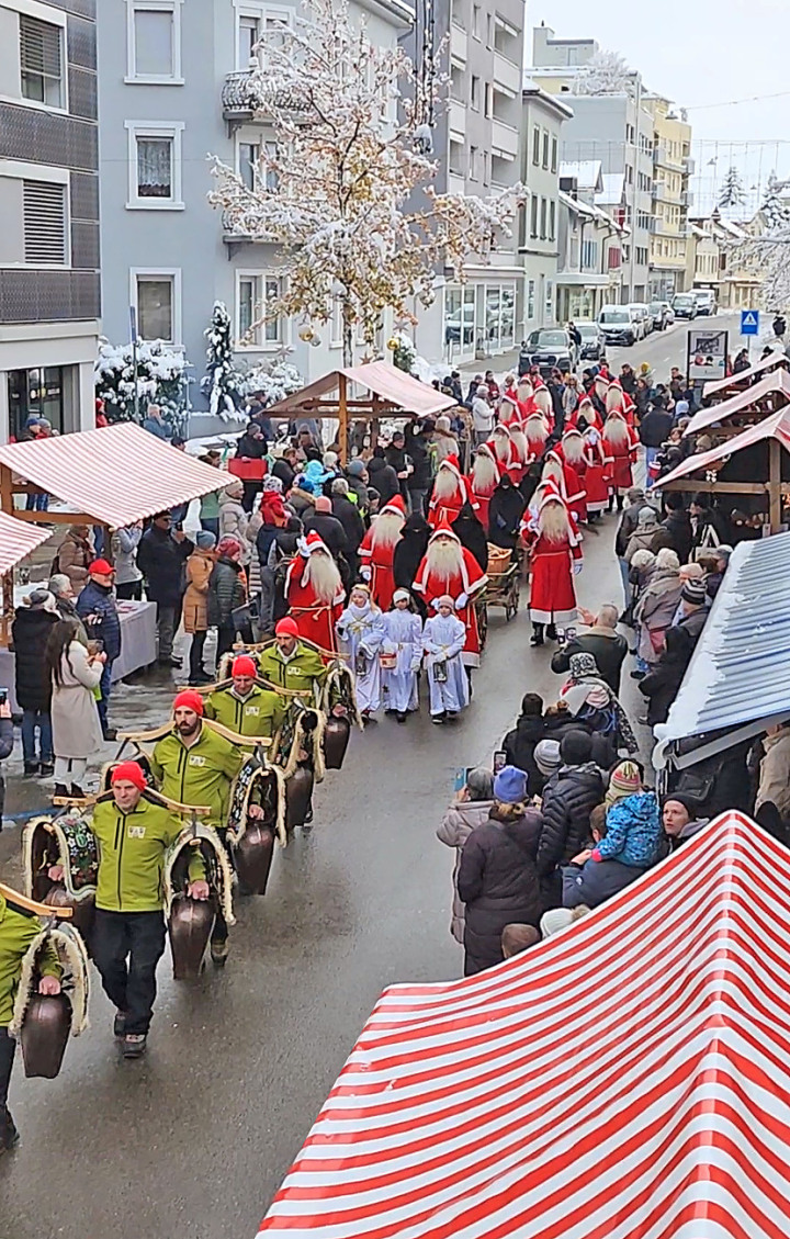 Die Chläuse und Schellner ziehen am 1. Dezember in die festlich geschmückte Alleestrasse ein. Foto: Stefan Ströbele