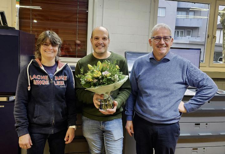 Der Jubilar Gianfranco Merella (Mitte) und die beiden Geschäftsinhaber Andrea und Stefan Ströbele.