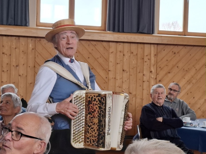 Jean Luc Oberleitner begeisterte mit Humor, nachdenklichen Sprüchen und vielen Melodien von damals. Foto: Evangelische Kirchgemeinden Kesswil-Dozwil und Uttwil