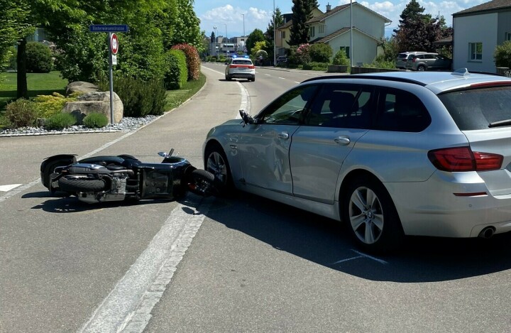 Bei der Kollision wurden die beiden Personen auf dem Roller verletzt. Foto: Kantonspolizei Thurgau