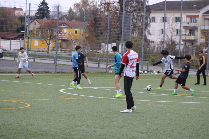 Es macht allen Spass: Fussball am Sonntagnachmittag. Fotos: Markus Bösch