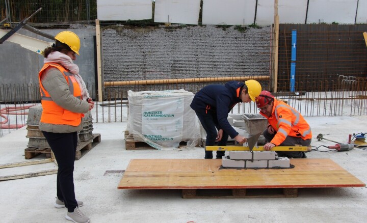 Berufswahlparcours: Auf der Baustelle erstmals Hand anlegen. Fotos: zVg. Sek Romanshorn-Salmsach