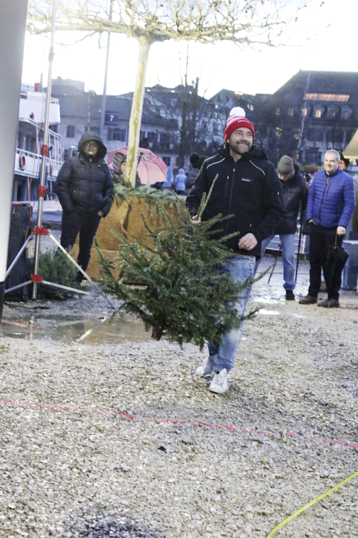 Viel Spass bei Gross und Klein beim zweiten Christbaumwerfen auf der Hafenpromenade. Fotos: Markus Bösch 