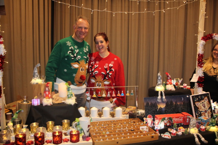 «Es isch eifach wahnsinnig schön!»: Der Winterzauber in Uttwil begeisterte mit den Angeboten und den Darbietungen der Kinder. Fotos: Trudi Krieg «Es isch eifach wahnsinnig schön!»: Der Winterzauber in Uttwil begeisterte mit den Angeboten und den Darbietungen der Kinder. Fotos: Trudi Krieg