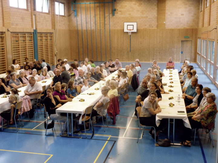 Gottesdienst am See, für einmal in der Mehrzweckhalle. Foto: Christian Herbst