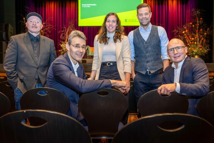 Stärken pflegen und Ziele verfolgen: Die Referenten des Thurgauer Neujahrsapéros 2026 der TKB (v. l.) Joey Kelly, Extremsportler und Unternehmer; Roman Brunner, Präsident des Bankrates; Jeannine Gmelin, Ruder-Weltmeisterin 2017; Lukas Studer, Moderator, und Thomas Koller, Vorsitzen-der der TKB-Geschäftsleitung. Fotos: zVg TKB