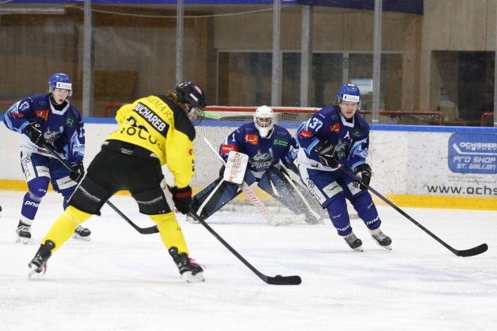 MyHockey-League-Saison 2025/26: Im Startspiel unterliegen die PIKES dem HC Franches-Montagnes mit 0:5. Foto: Hansruedi Vonmoos
