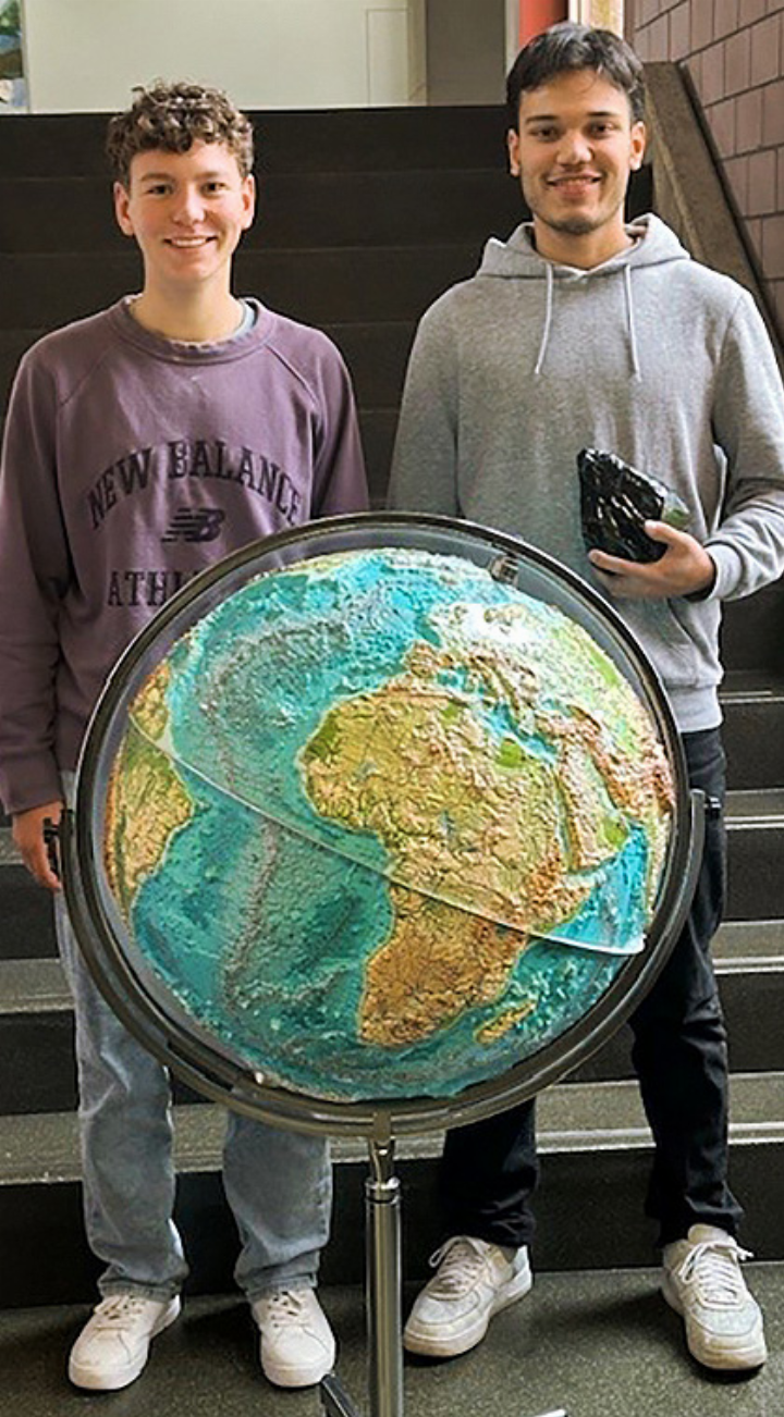 Sie freuen sich über Bronze an der Schweizer Geografie-Olympiade: Lorin Kuhn (v. l.) und Alessandro Staunovo. Foto: Mélanie Deiss