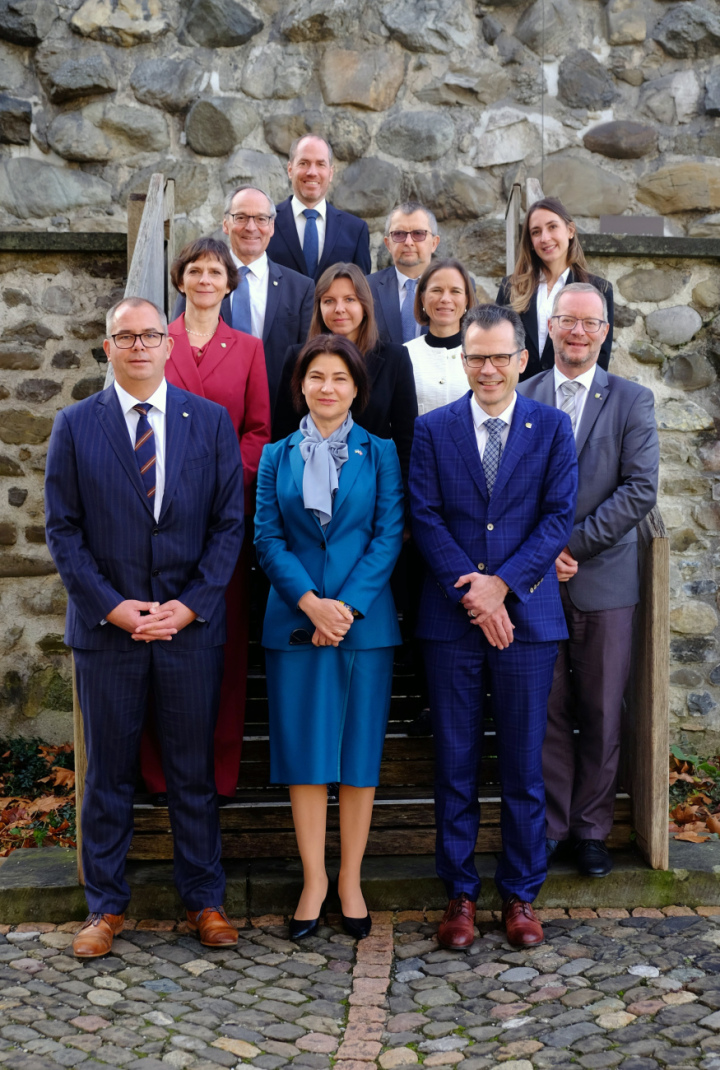 Der Regierungsrat des Kantons Thurgau empfing die ukrainische Botschafterin im Schloss Frauenfeld: Vorne (v. l.) Regierungsrat Urs Martin, Botschafterin Iryna Venediktova, Regierungspräsident Dominik Diezi; Mitte (v. l.) Regierungsrätin Ruth Faller Graf, Erste Sekretärin Viktoriia Golovan, Regierungsrätin Denise Neuweiler, Regierungsrat Walter Schönholzer; hinten (v. l.) Staatsschreiber Paul Roth, Joel Keller, Leiter der Dienststelle für Aussenbeziehungen, Erster Sekretär in Wirtschaftsfragen Volodymyr Didukh und Olivia Schmied von der Dienststelle für Aussenbeziehungen. Foto: zVg. Staatskanzlei Kanton Thurgau 